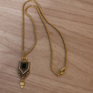 Elegant Gold and Green Pendant Necklace